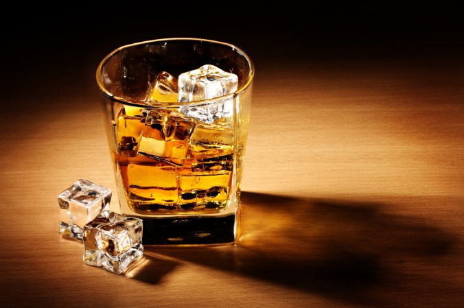 whiskey-drink-alcohol-ice-cubes-glass-table-shadow