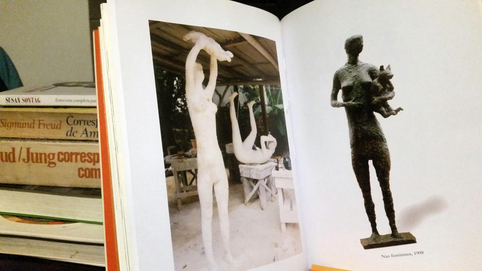 livro e mulheres criança