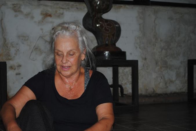 OLHOS abaixados dois