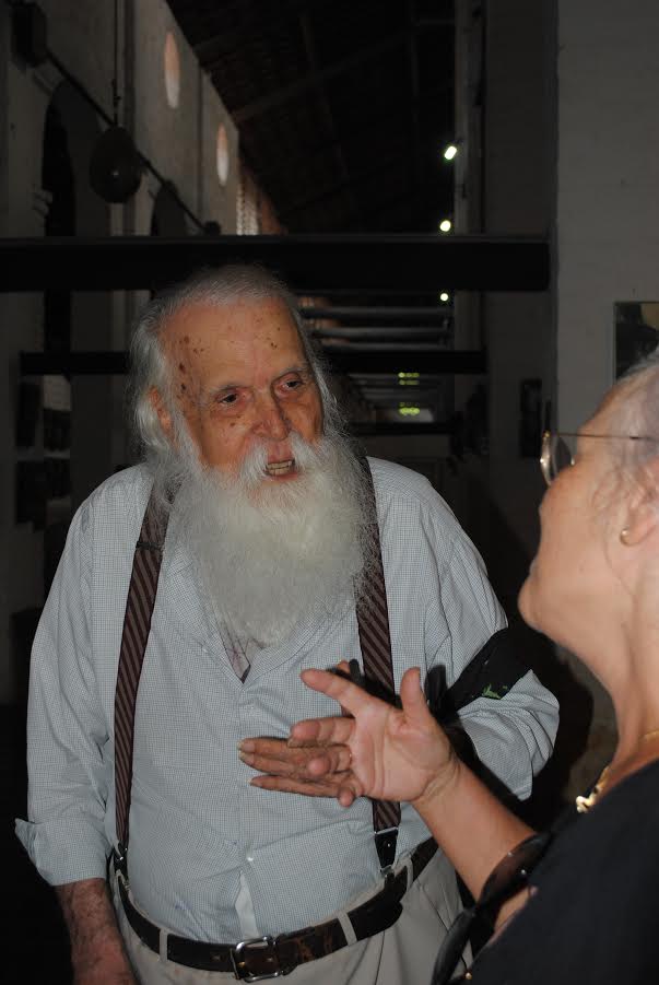 SORRINDO SORRINDO ESTA