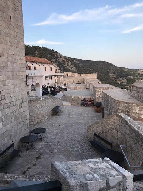 INTERIOR PEDRAS CROÁCIA MURADA