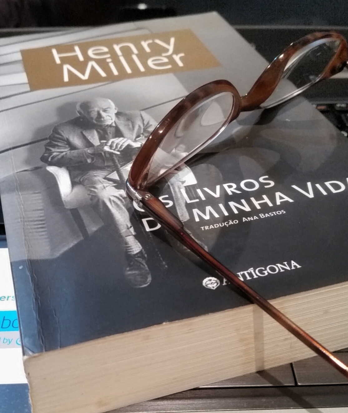 HENRY MILLER ÓCULOS E LIVRO