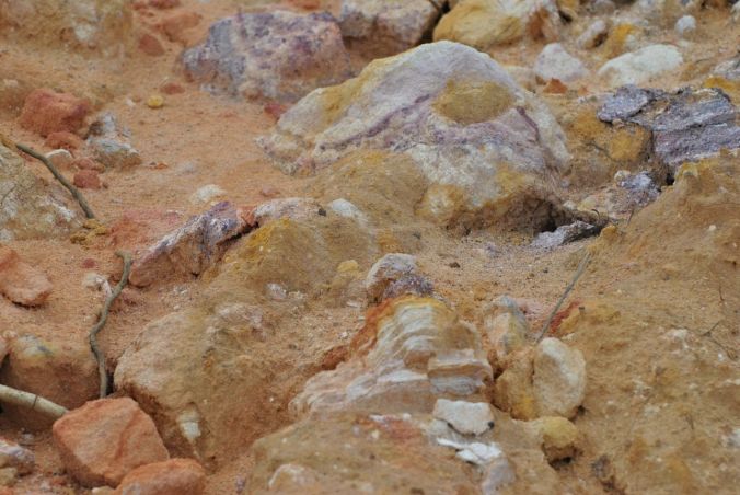 pedras e chão e areia