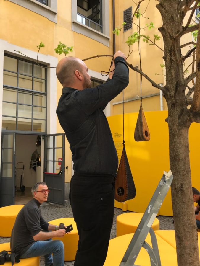 LEO pendurando a casinha frente