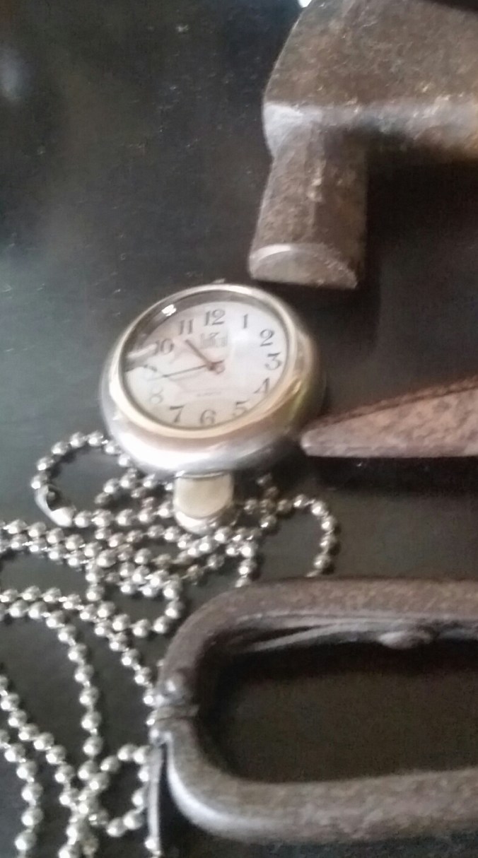 ADOREI esta foto do relógio e martelo