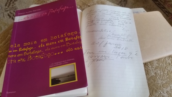 ela mora em Botafogo