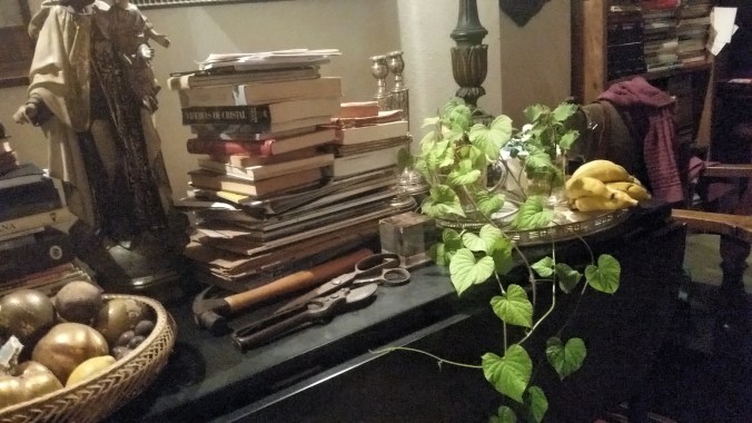 mesa preta cheia de coisassssssssssssssssssssssssssss