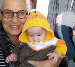 valentina pequena no avião