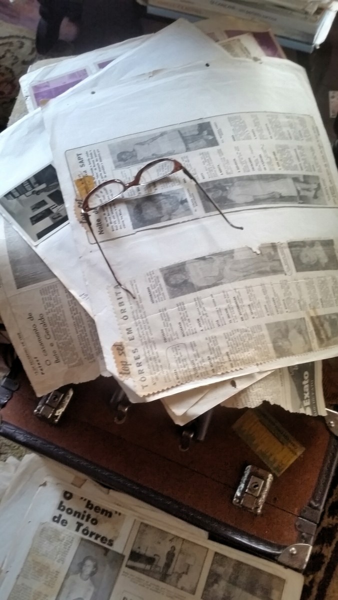 mala e papéis e recortes