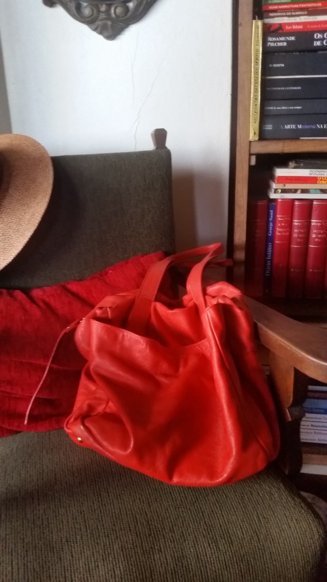 linda na cadeira bolsa vermelha