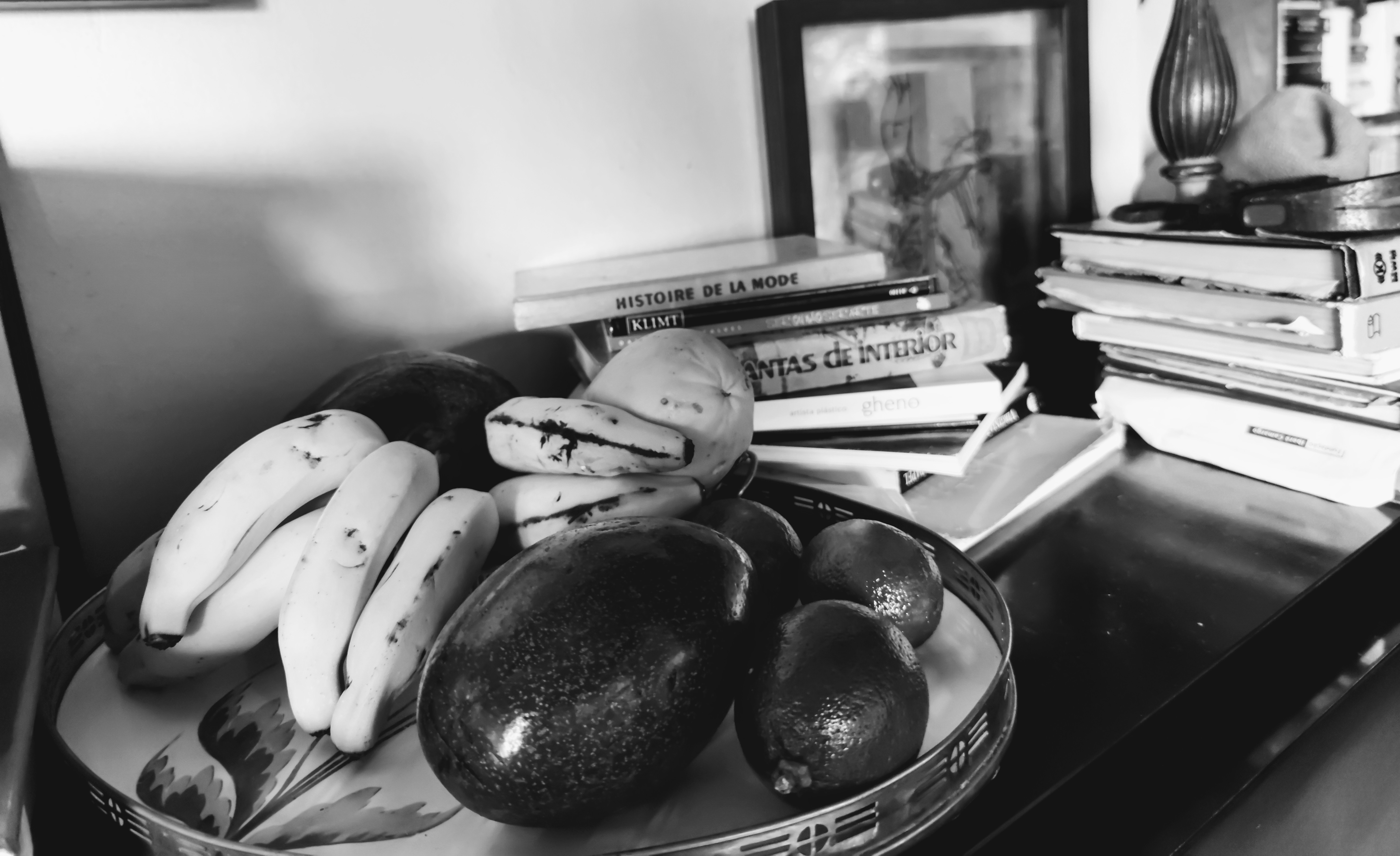 branco e preto na mesa