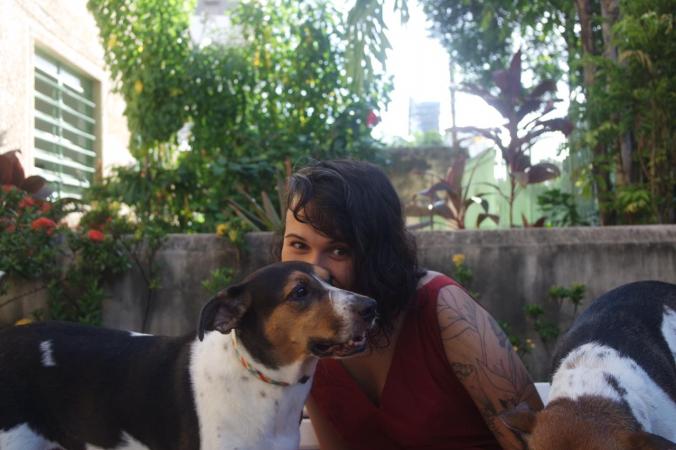 luiza com os cães